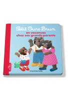 Petit ours brun en vacances chez ses grands-parents