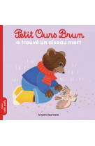 Petit ours brun a trouvé un oiseau mort