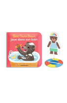 Petit ours brun joue dans son bain - un livre et un jouet qui flotte pour le bain