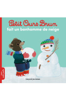 Petit ours brun fait un bonhomme de neige